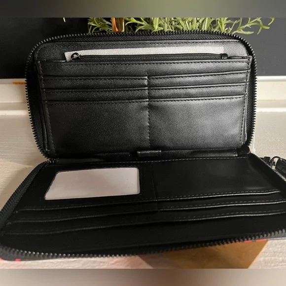 Steve Madden Black Red Bleeding Heart Zip Around Wristlet Wallet Clutch NWT - Picture 4 of 4